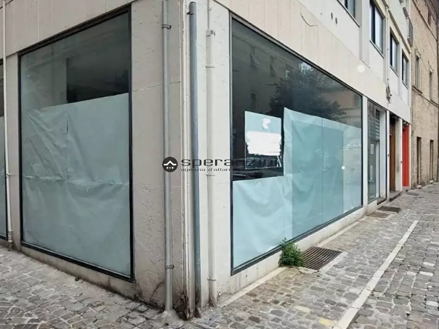 Immagine 9 di Negozio in affitto  in Via Ugolini de Pili a Fano