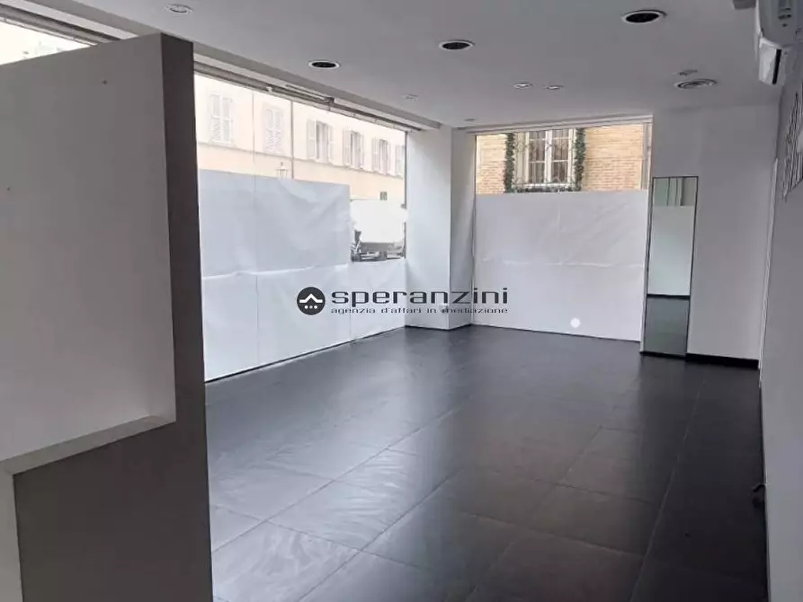 Immagine 1 di Negozio in affitto  in Via Ugolini de Pili a Fano