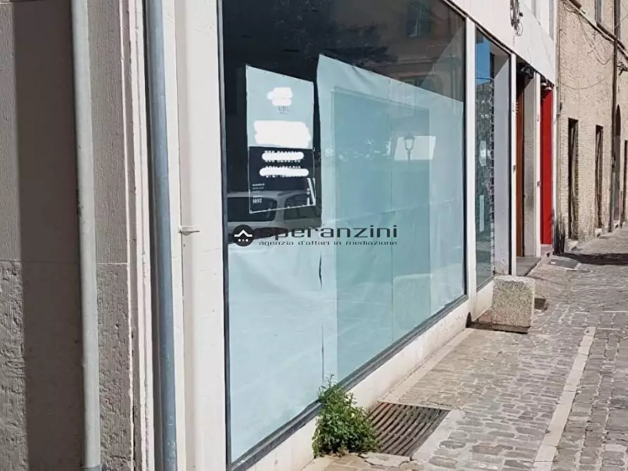 Immagine 11 di Negozio in affitto  in Via Ugolini de Pili a Fano