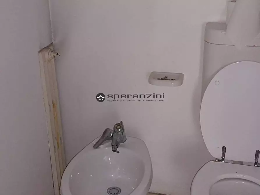 Immagine 13 di Negozio in affitto  in Via Ugolini de Pili a Fano