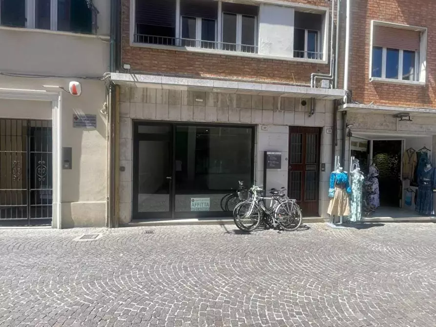 Immagine 1 di Negozio in affitto  in corso matteotti 30 a Fano