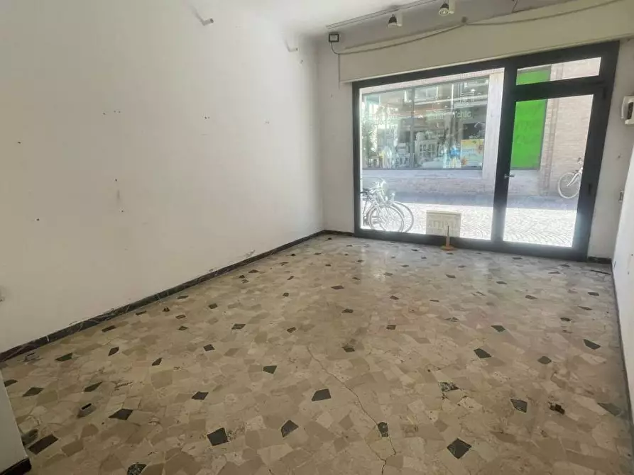 Immagine 9 di Negozio in affitto  in corso matteotti 30 a Fano