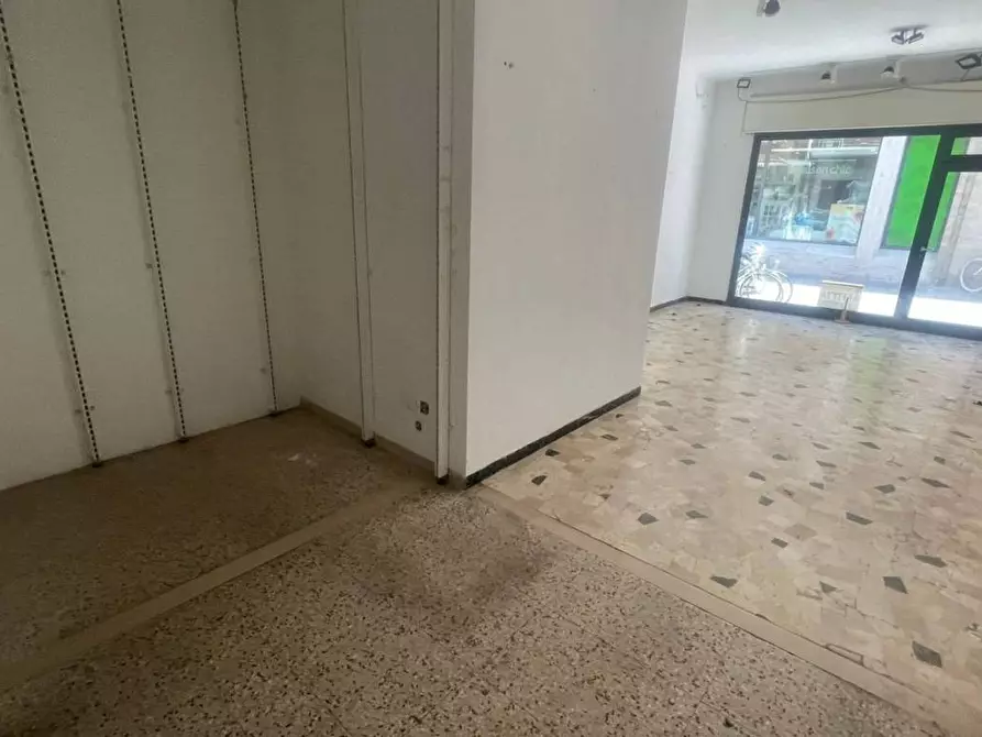 Immagine 10 di Negozio in affitto  in corso matteotti 30 a Fano