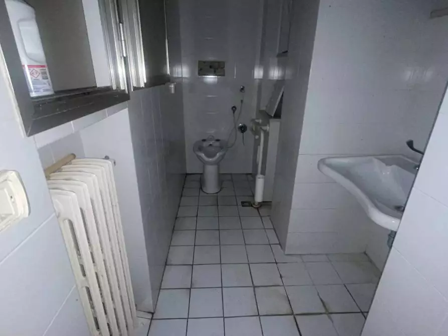 Immagine 4 di Negozio in affitto  in corso matteotti 30 a Fano