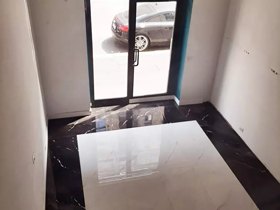 Immagine 18 di Negozio in affitto  in Via Casoretto  a Milano