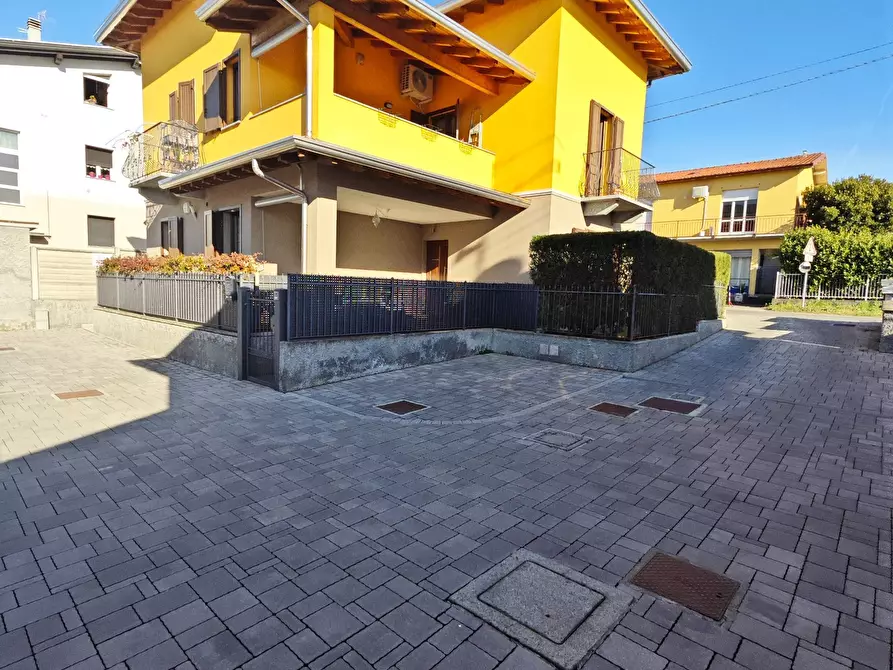 Immagine 1 di Villa in vendita  in Via Repubblica a Olgiate Comasco