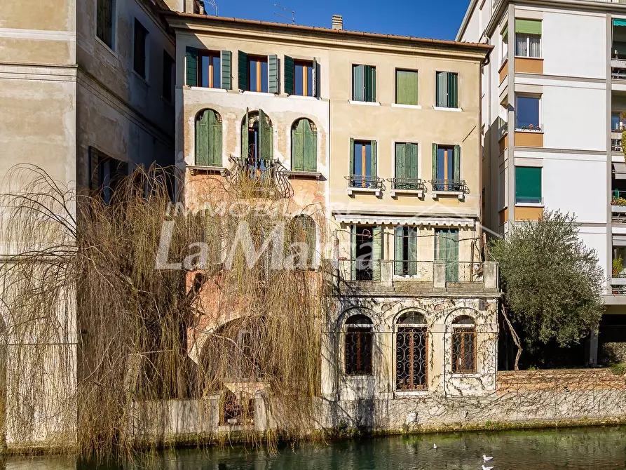 Immagine 1 di Palazzo in vendita  a Treviso