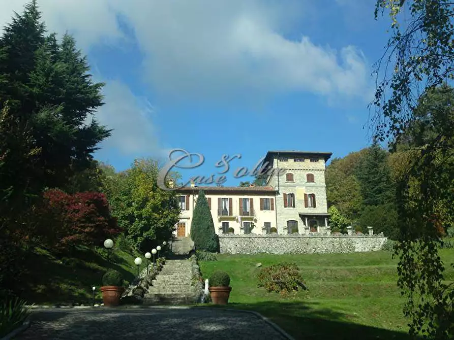 Immagine 1 di Villa in vendita  in Via Bronno a Como