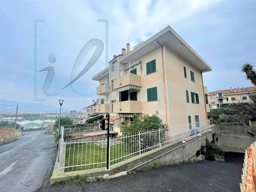 Immagine 1 di Appartamento in vendita  in via rusineo a Albenga