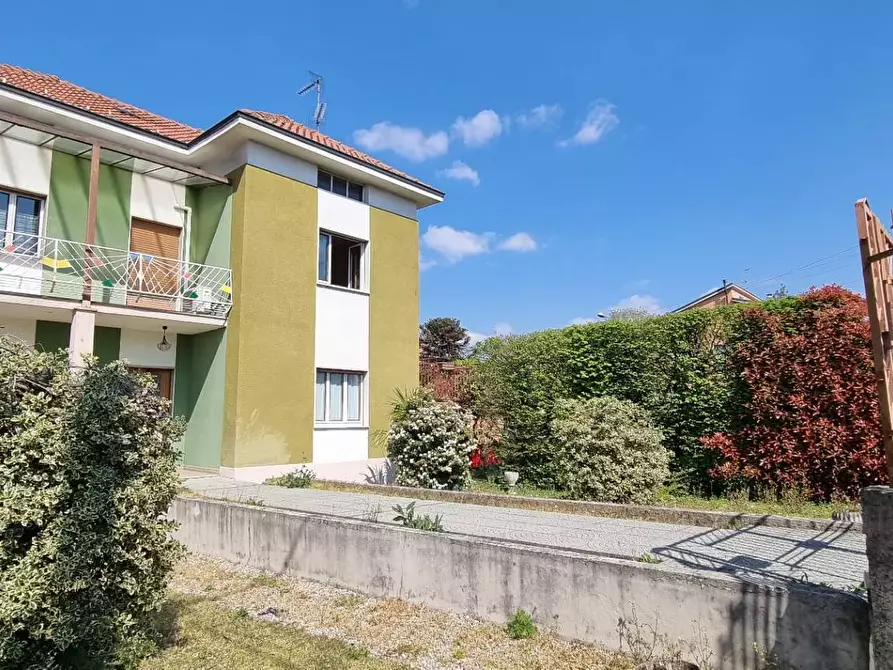 Immagine 1 di Villa in vendita  in via PEZZI a Capriate San Gervasio