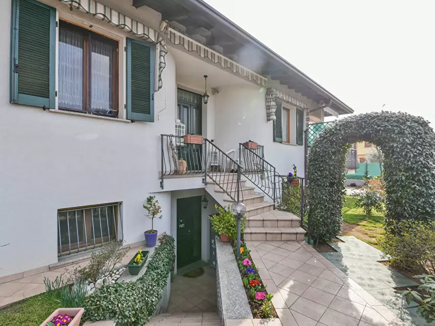 Immagine 1 di Villa in vendita  in Via D'Annunzio a Carnago