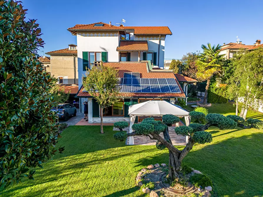 Immagine 1 di Villa in vendita  in Via MAccazzola a Malnate