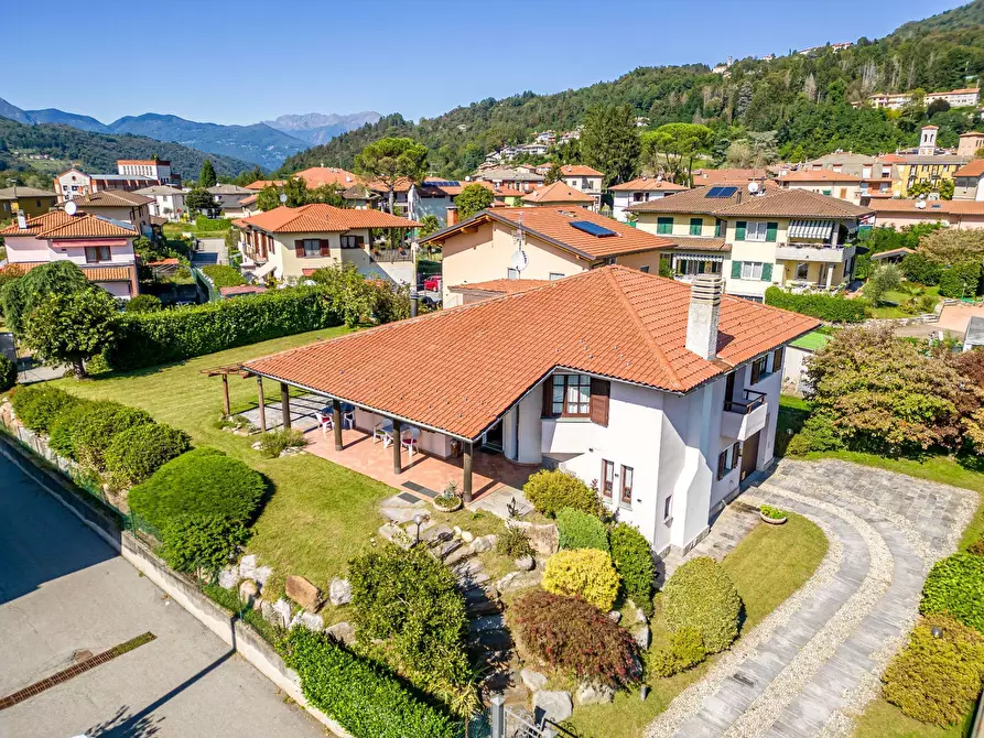 Immagine 1 di Villa in vendita  in Via De Gasperi a Azzio