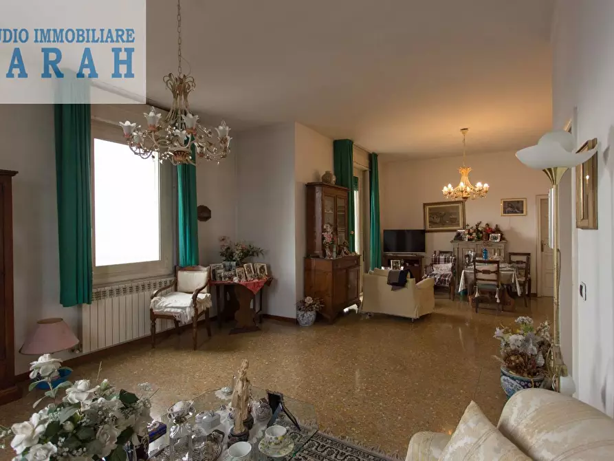 Immagine 1 di Appartamento in vendita  in viale Manin a Viareggio