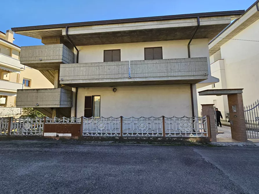 Immagine 1 di Villa in vendita  in via fermi a Giulianova