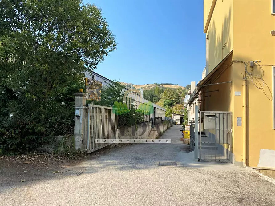 Immagine 1 di Magazzino in vendita  in via Col Dei Pioppi a San Benedetto Del Tronto