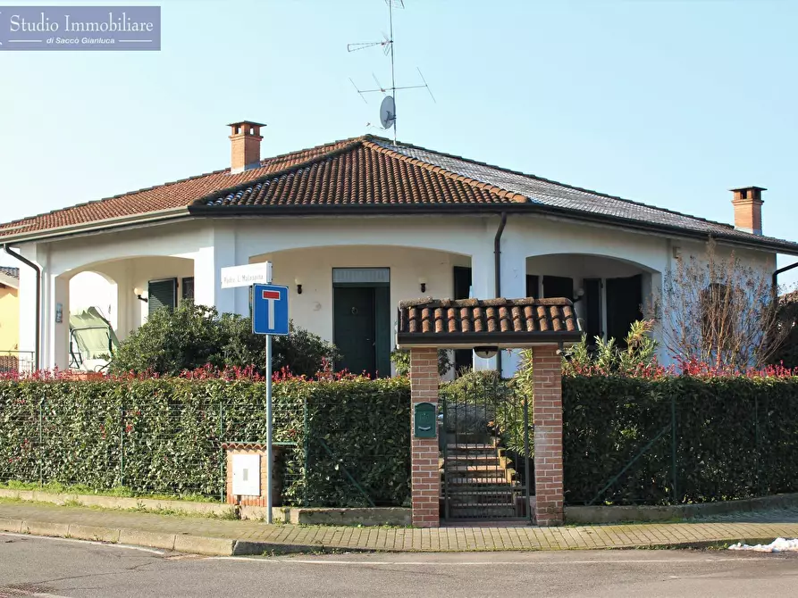 Immagine 1 di Villa in vendita  in Via Padre Luigi Malaspina a Casteggio