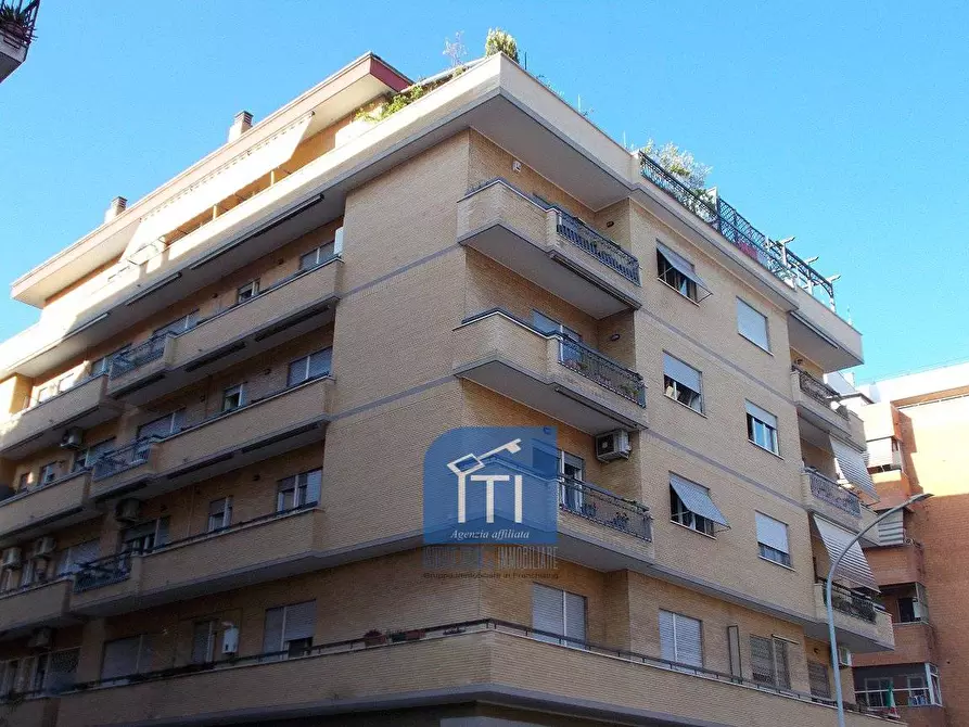Immagine 1 di Appartamento in vendita  in via dei crispolti a Roma