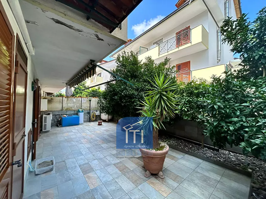 Immagine 1 di Villa in vendita  in Corso Italia a Quarto