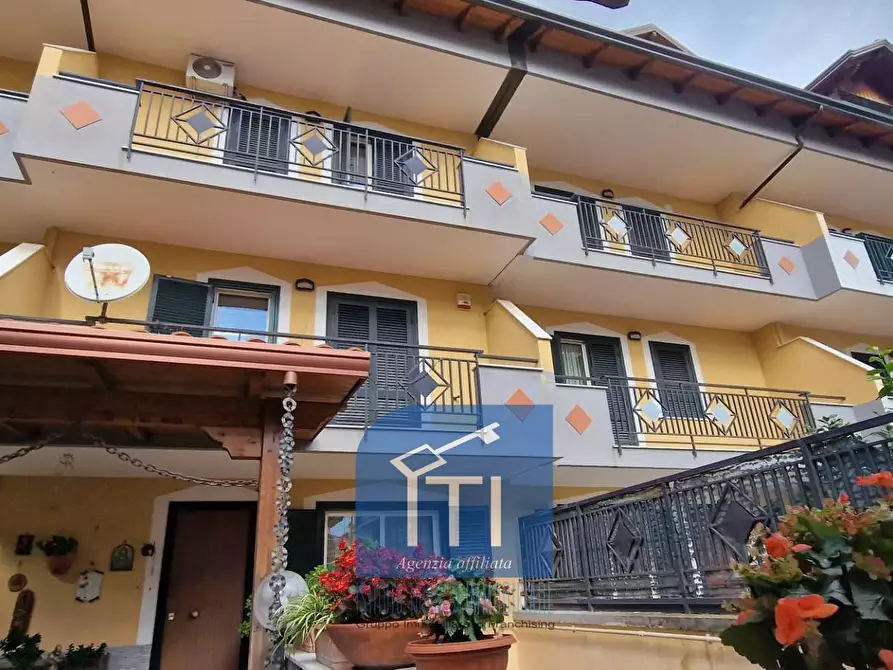 Immagine 1 di Villa in vendita  in Via Innamorati Traversa Genovesi a Giugliano In Campania