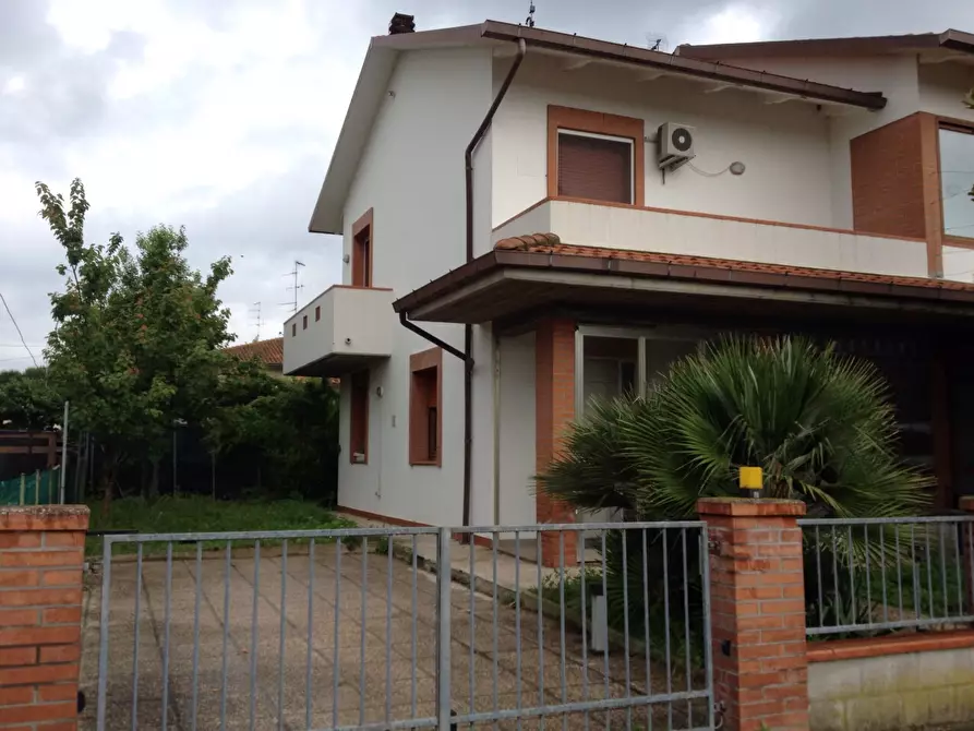 Immagine 1 di Villa in vendita  in Via Delle Ghiarine a Ravenna