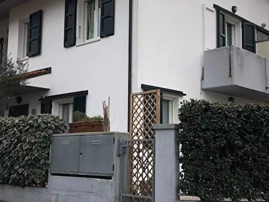 Immagine 1 di Villa in vendita  in Via delle Ghiarine a Ravenna
