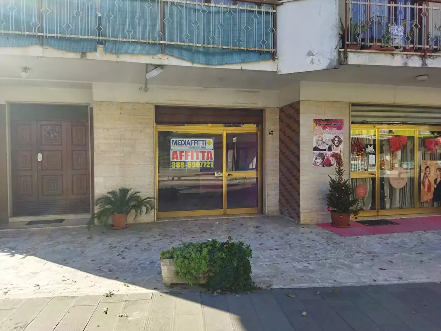 Immagine 1 di Locale commerciale in affitto  a Cepagatti