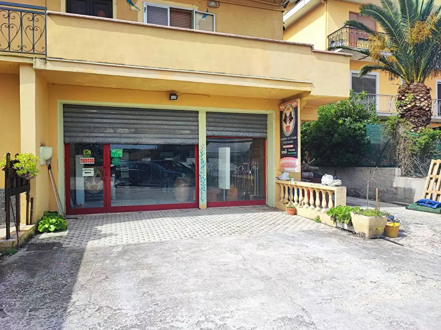 Immagine 1 di Locale commerciale in affitto  a Cepagatti