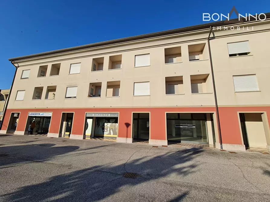 Immagine 1 di Locale commerciale in affitto  in Via Monte grappa a Rossano Veneto