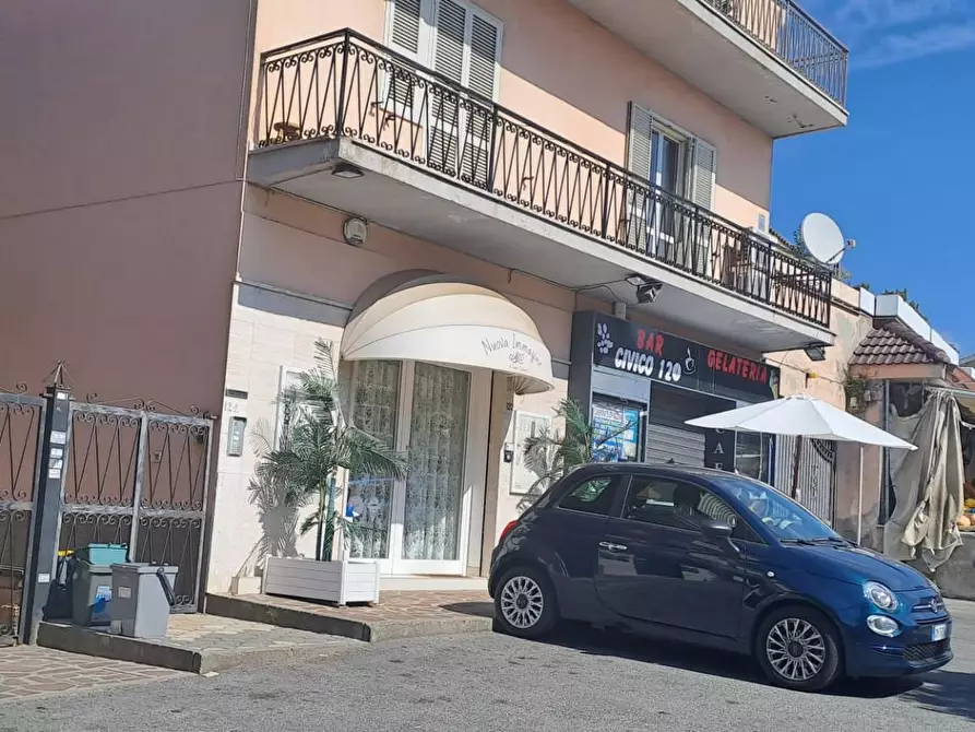Immagine 1 di Locale commerciale in affitto  in Via del Mare a Albano Laziale