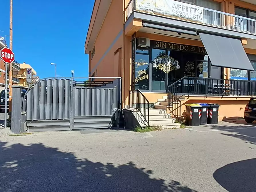 Immagine 1 di Locale commerciale in affitto  in via tiziano a Albano Laziale
