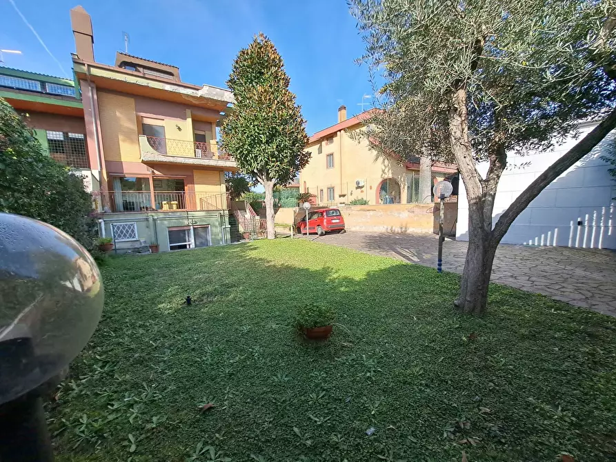 Immagine 1 di Villa in vendita  in Via Euripide a Roma