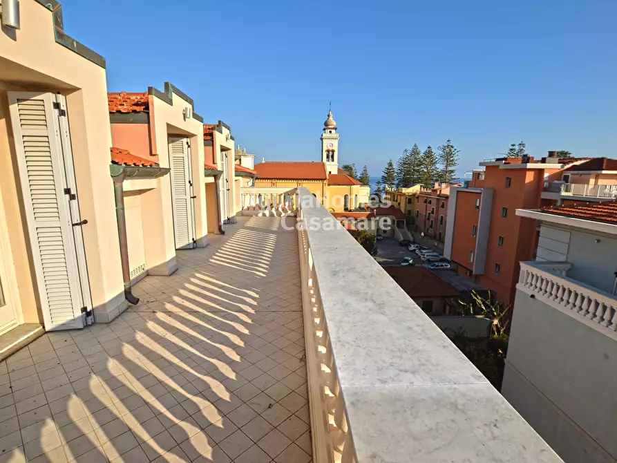 Immagine 1 di Appartamento in vendita  in Via Vittorio Emanuele a Bordighera