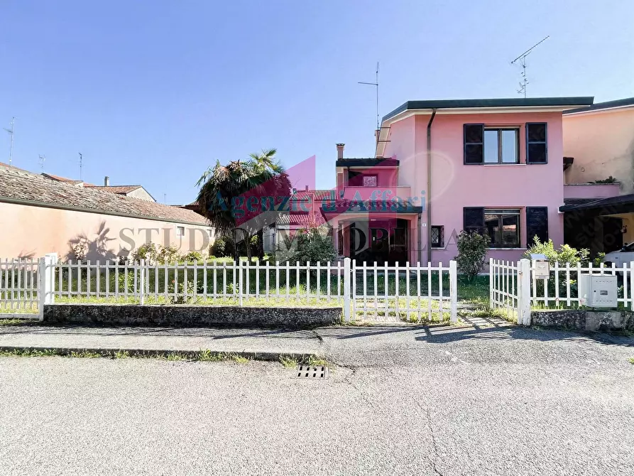 Immagine 1 di Villa in vendita  in via Montale a Castelmassa