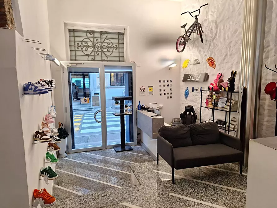 Immagine 1 di Negozio in affitto  in via Carducci a Busto Arsizio