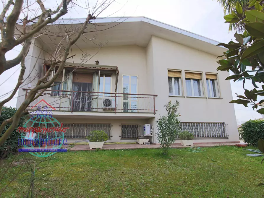 Immagine 1 di Villa in vendita  in Via riga a Cento