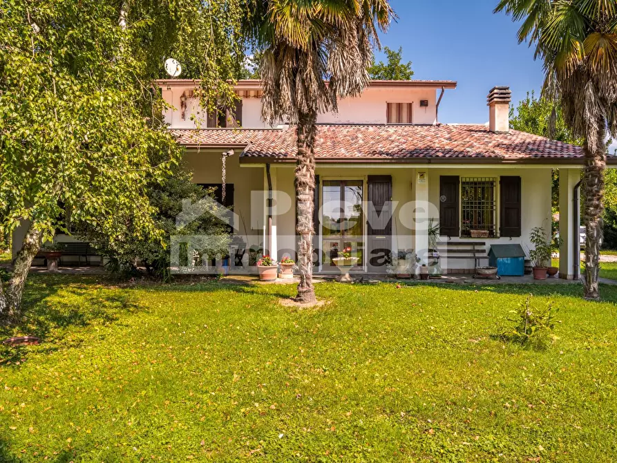 Immagine 1 di Villa in vendita  in VIa Bregoli a Cento