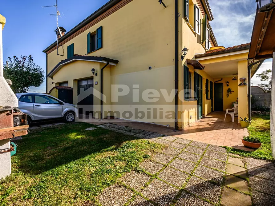 Immagine 1 di Villa in vendita  in Via Bassa a Bondeno