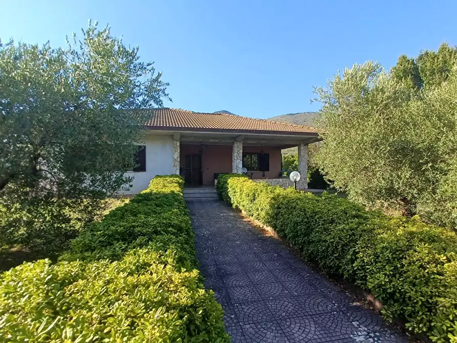 Immagine 1 di Villa in vendita  in Via Contrada Sterparo a Bassiano