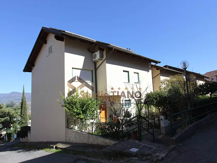 Immagine 1 di Villa in vendita  in VIA  BENIAMINO CELLINI a Rende