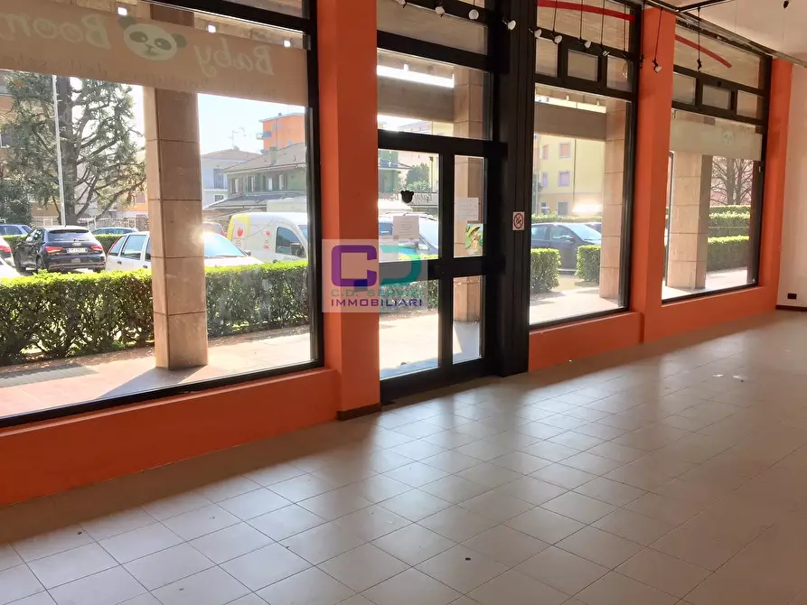 Immagine 1 di Locale commerciale in affitto  a Cassano D'adda