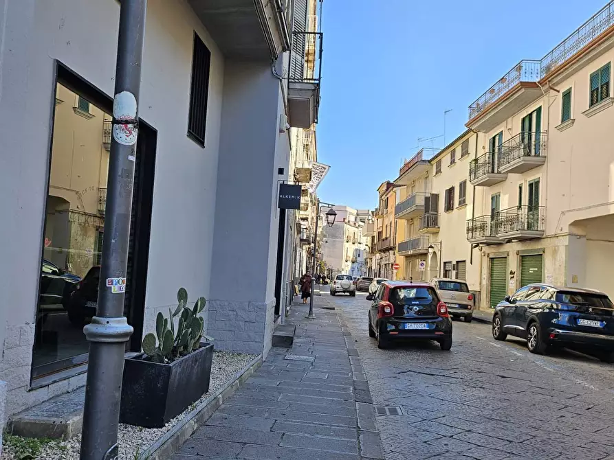 Immagine 1 di Locale commerciale in affitto  a Pomigliano D'arco