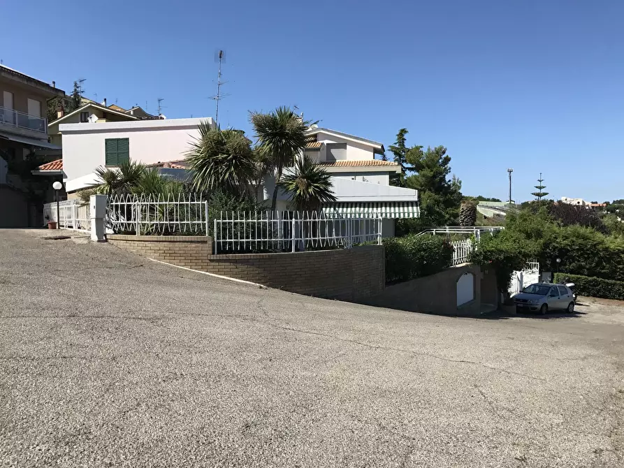 Immagine 1 di Villa in vendita  in VIA DEL TRATTURO a Vasto