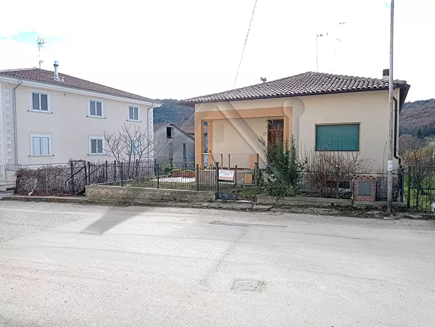 Immagine 1 di Casa indipendente in vendita  in Via Roma a Acciano