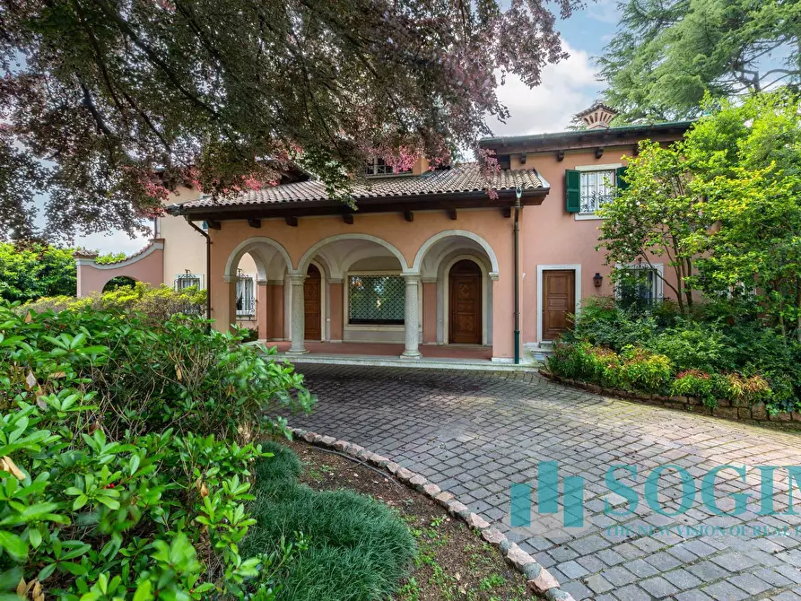 Immagine 1 di Villa in vendita  in Via Vignazze a Olgiate Comasco