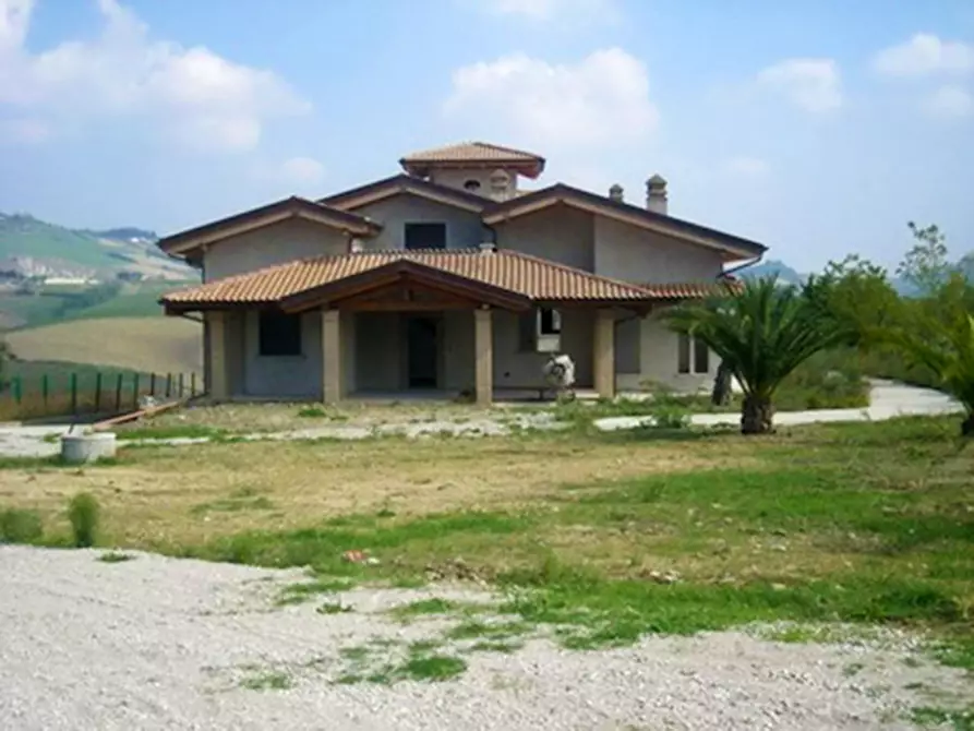 Immagine 1 di Villa in vendita  a Teramo
