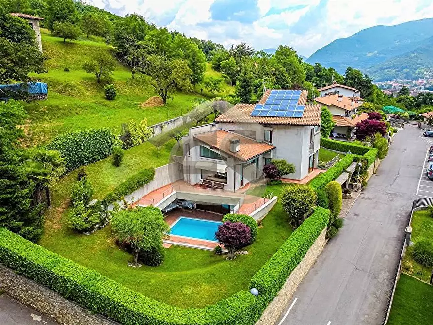 Immagine 1 di Villa in vendita  in Via Bellini a Nembro