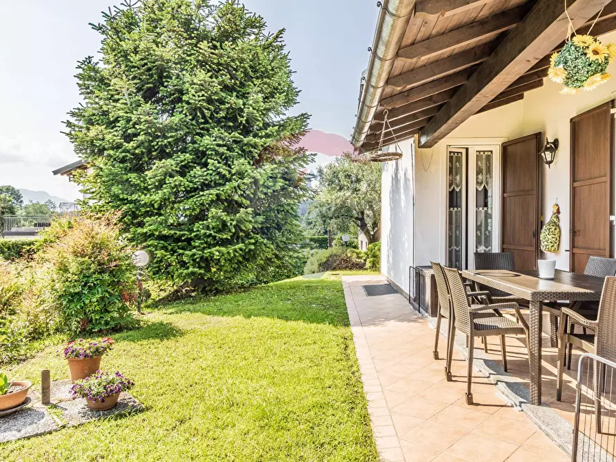 Immagine 1 di Villa in vendita  in VIA EUROPA a Leggiuno