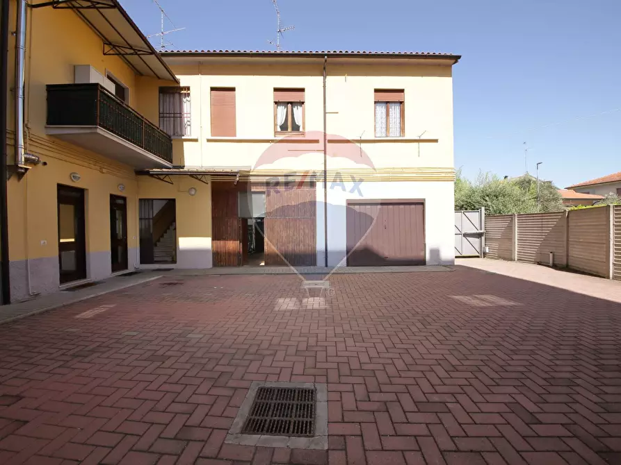 Immagine 1 di Casa indipendente in vendita  in Via Ludovico Ariosto a Parabiago