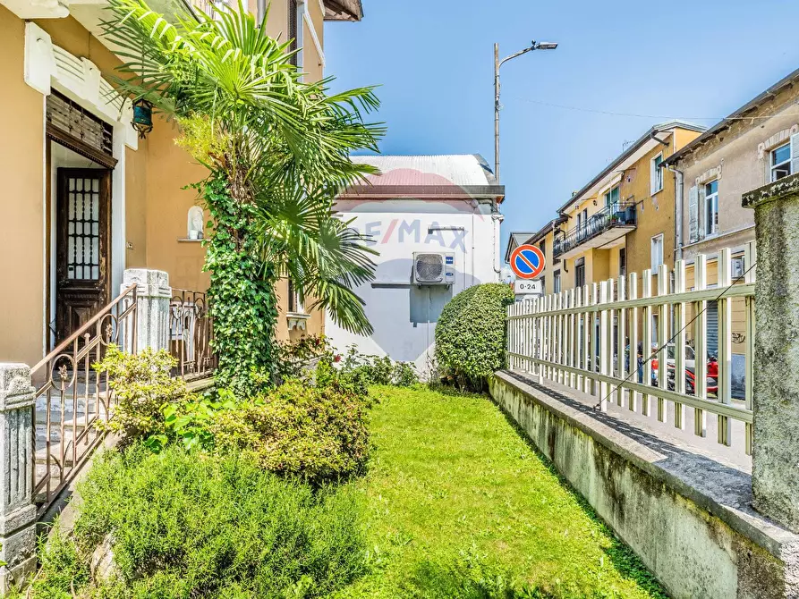Immagine 1 di Villa in vendita  in VIA VERDI a Luino